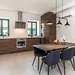Luxury Azalea Apartment