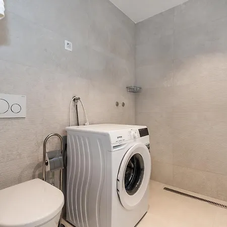 Luxury Azalea Примоштен