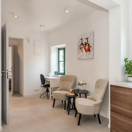 Luxury Azalea Примоштен