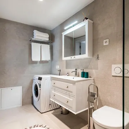 Luxury Azalea Примоштен